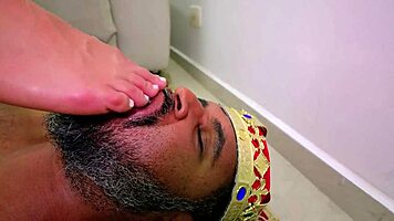 Deep worship kissing licking this morena's perfect feet 👅😍