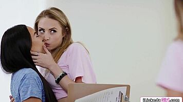 i'm in lesbian 4some lickin wet pussies wit hotties