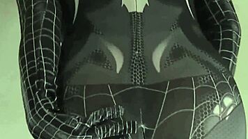 Ngentotin cewek cosplay spiderman hitam sampai keluar di memek berkali kali