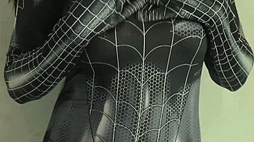 Ngentotin cewek cosplay spiderman hitam sampai keluar di memek berkali kali