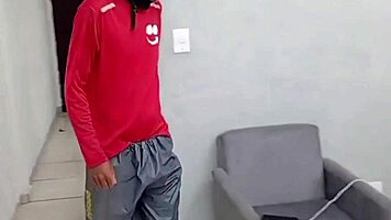 Friends order food delivery and handle payment creatively