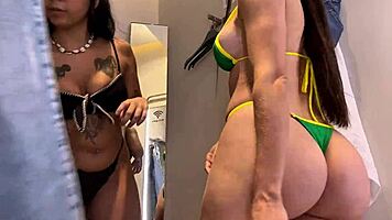 Amigas lesbianas se chupan en el probador