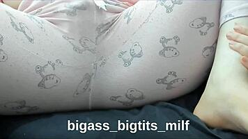 Curvy amateur masturbates solo at home
