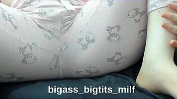 Curvy amateur masturbates solo at home