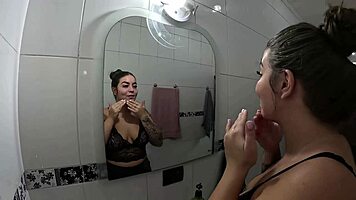 o safado nao resistiu a bunda grande e meteu no chuveiro