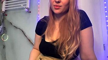 Jucielussie fingers her wet pussy in bathroom