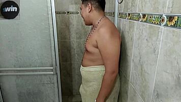 Me baño con nuevo compañero de verga grande