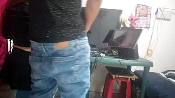 Mi jefe me pide que lo masturbe en la oficina