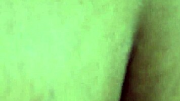 Nalgona natural se folla a jovencito de pija chica