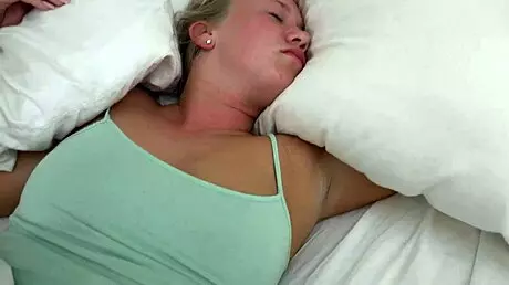 Блондинка доведена сестра полугола, пипана и чукана от брат. Гореща сперма пълни сладката й пусси.