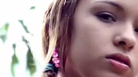 Linda Selina provoca su coño apretado en juego al aire libre