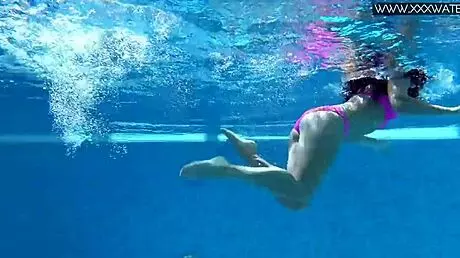 Jessica Lincoln enjoys being naked in the pool with her ex-girlfriend.