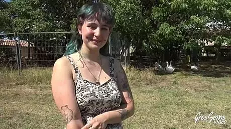 Хала жаждет дикого европейского ММФ-треугольника на улице