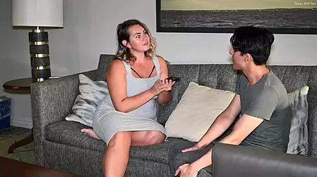 hermanastro se acuesta al lado de su hermanastra - ella le saca el pene y se pone en la boca