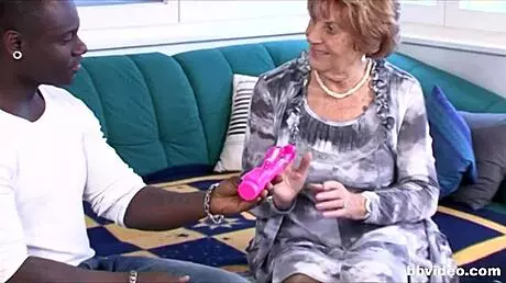 Nonna tedesca prende cazzo nero grande azione interrazziale all'aperto