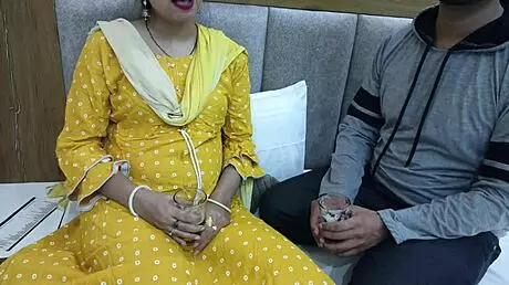 desisaarabhabhi - indian dost ki maa ke sath chudai karta hoon. uski gori chut mein ungli dal ke chuche chus liye, kya mazaa!