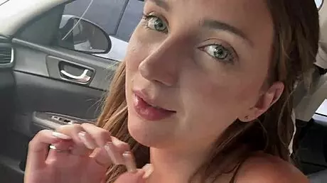 Le fidanzate teen in avventura pubblica al centro commerciale