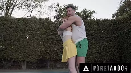 Не мога да повярвам, Madi Collins плюе на заваренията си майка като чука горещия си тенис треньор!