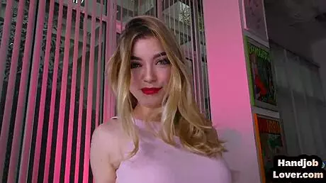 Από κάτω μικρή 18+ γκόμενα τρίβει πούτσα ενώ δίνει οδηγίες αυτοϊκανοποίησης