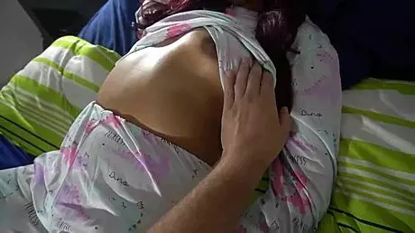 Mi Dulce Hermanastra Necesita Cuidado Nocturno. La Visito para Tomar su Culito Apretado!