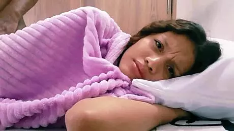 Nevlastná sestra zdieľa posteľ s nevlastným bratom pre zakázaný nahý sex