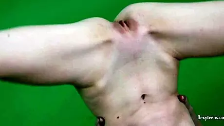 Młoda brunetka gimnastyczka Anna Mostik szeroko rozkłada nogi