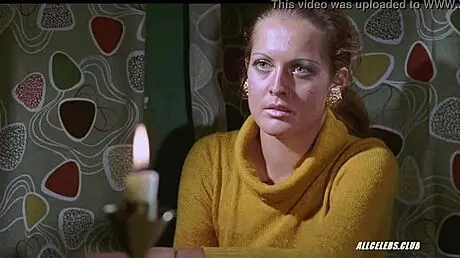 Kathrin Heberle sleče se do pasu v retro letalski sceni