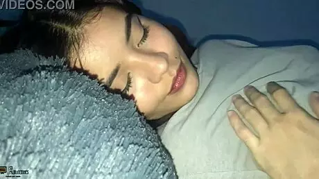 Follando duro con mi hermanastro, me encanta cuando me pone de lado y me penetra. Parte 4