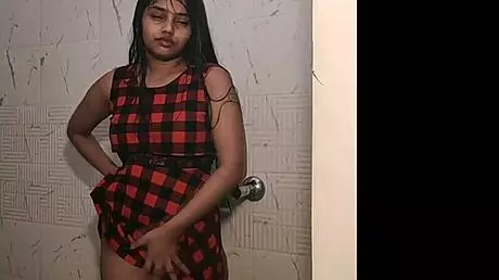 О боже, индийская девчонка 18+ в ванной показывает голую попку и мокрую киску! 😍