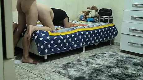 descobri que meu padrasto fodia minha meia-irmã com suas tetas grandes e bunda gorda