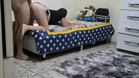 descobri que meu padrasto fodia minha meia-irmã com suas tetas grandes e bunda gorda