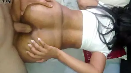 Es una puta, pero su culo enorme me provoca a darle anal sin condón?