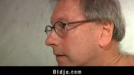 Damn, horny hotel maid bangs an oldman customer today!