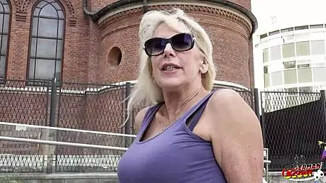 Γερμανός σκάουτ με έπιασε, ξανθιά GILF Bianca, πεινάω για σκληρό νεαρό 18+ πούτσο στο κάστινγκ.