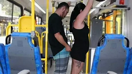 공개 버스 광기 - 남자가 브루넷 엉덩이에 자지 문질러서 사정해