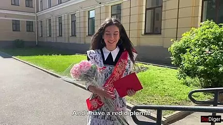 Mezuniyette sınıf arkadaşına rastladım ve beyaz külotlu çorapla açık havada onun dar kıçını siktim.