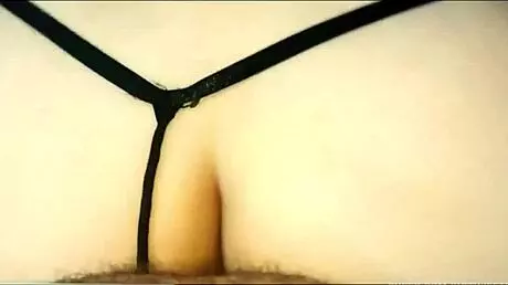 Il mio amico si ubriaca mentre sua moglie resta sveglia, così mi intrufolo in camera e lei mi lascia prendere il controllo con azione selvaggia.