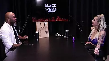 Clientes de Julia Fontanelli voltam para boquetes públicos selvagens e ação POV