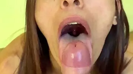Bu şirin alternatif güzelden POV blowjob, ağızda döl! Çok sıcak!