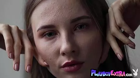 Teen russa magra bionda Stella si spoglia nuda per Playboy