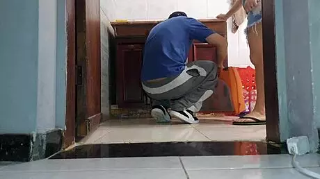 Mi padrastro frota su polla negra en mi coño apretado 😈