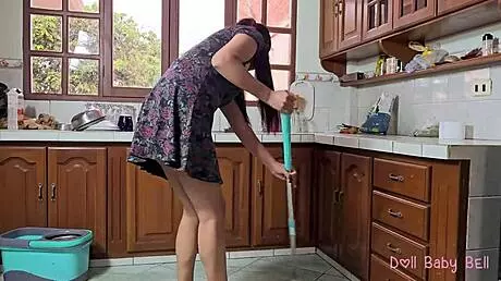 mi nueva empleada tan inexperta que acepta todo lo que pido sin dudar