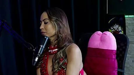 Uma pegada é essencial na hora! Belinha Baracho conta que a cena que mais gostou foi fodida em cima da casa do cachorro e a dp anal