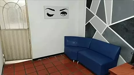 ver a mi hermanastra masturbándose sola al visitarla no estaba planeado, pero no resistí y me corrí en ella