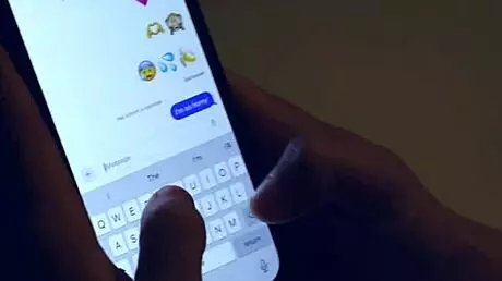 Yo, surori vitrege tinere 18+ cu fund mare în threesome după petrecere! 😜