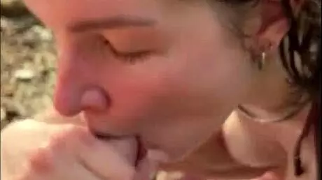 La troia 18+ in bikini fa titjob oleoso sulla spiaggia pubblica.