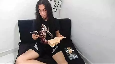 Oye hermanastra, aprovechamos que no están tus padres en casa y colócate esas bragas de perlas para follarte con ellas, mi sexy hermanastra caliente