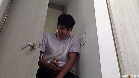 I masturbate watching my stepmother get fucked and cum