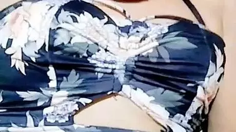 misionero a esta milf que se queja de como es cogida por este joven en casa de visita